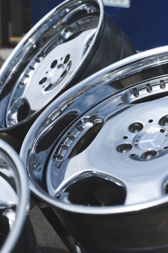 Display of ceramic polishing on Mercedes Lorinser wheels